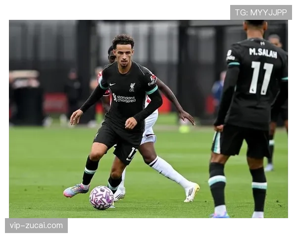 维尔茨热身意外伤缺，琼斯临危受命顶替首发表现中规中矩